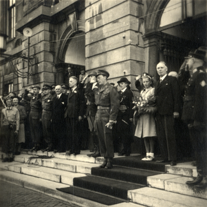 124864 Afbeelding van het bezoek van Z.K.H. Prins Bernhard aan de burgemeester van Utrecht, mr.dr. G.A.W. ter ...